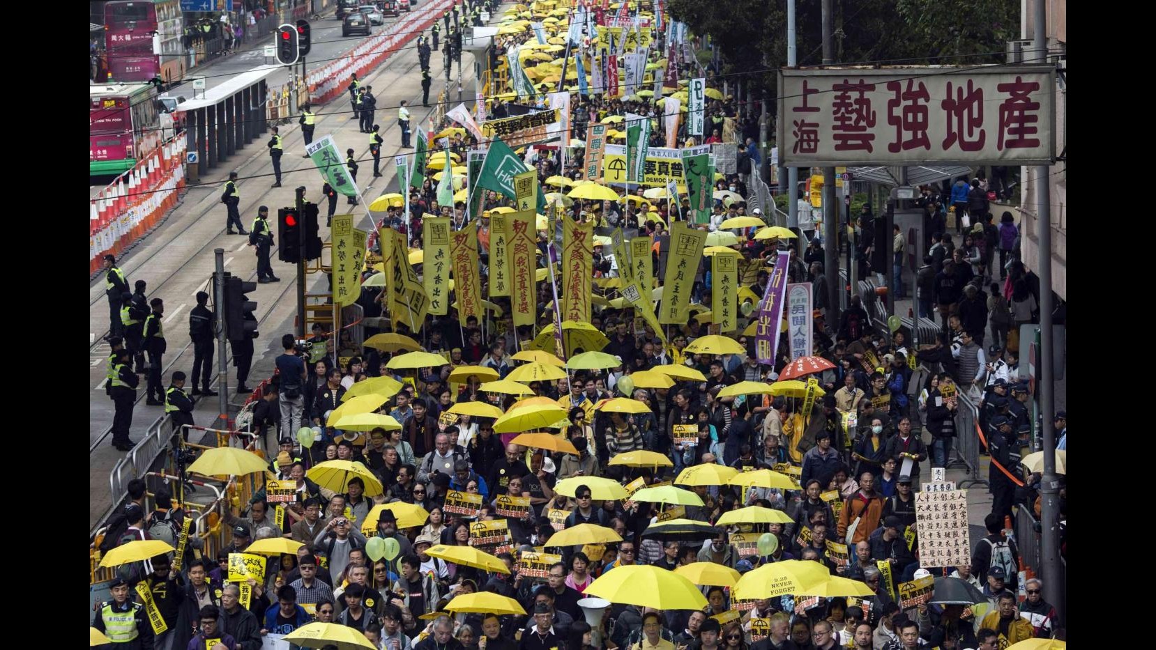 Hong Kong, in migliaia tornano in strada per protesta pro democrazia