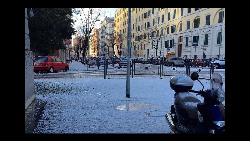 Lo strano risveglio dei romani: la città imbiancata dalla grandine