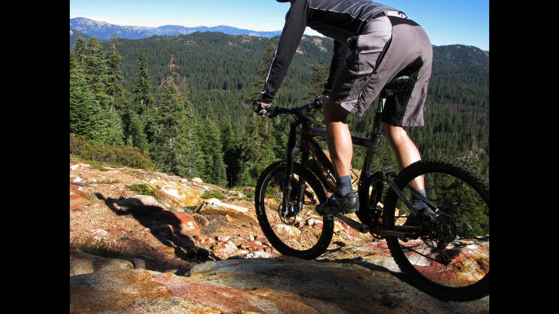 Cile, corsa in mountain bike più dura del mondo tra foreste e fiumi