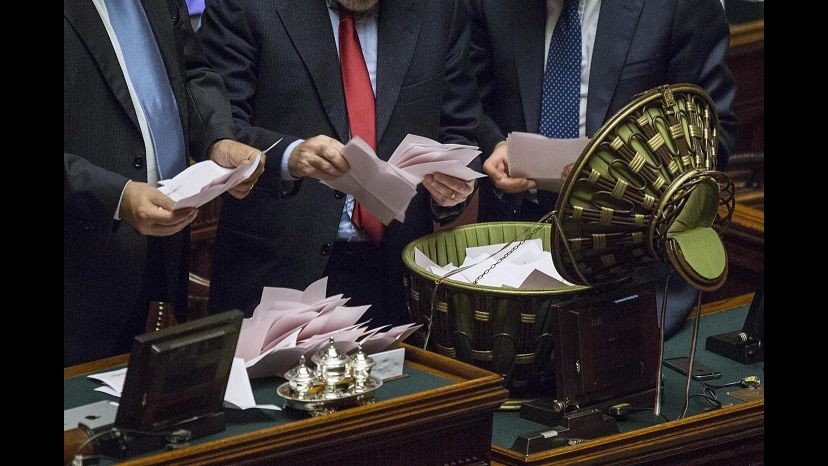 Quirinale, terza fumata nera: 513 schede bianche. Renzi: Auspico più ampia convergenza su Mattarella