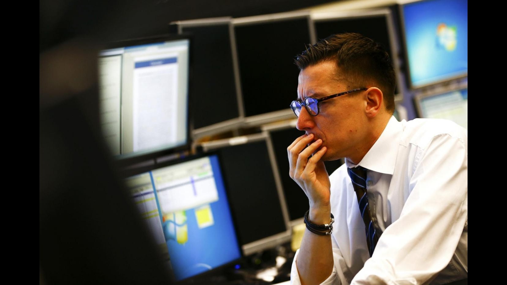 Borsa, Milano chiude in calo: crolla Mps, ok Ferragamo e Telecom