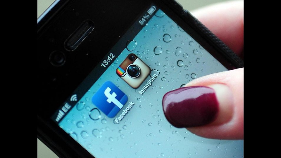 Eurispes: 67% italiani ha uno smartphone, quasi tutti su Facebook