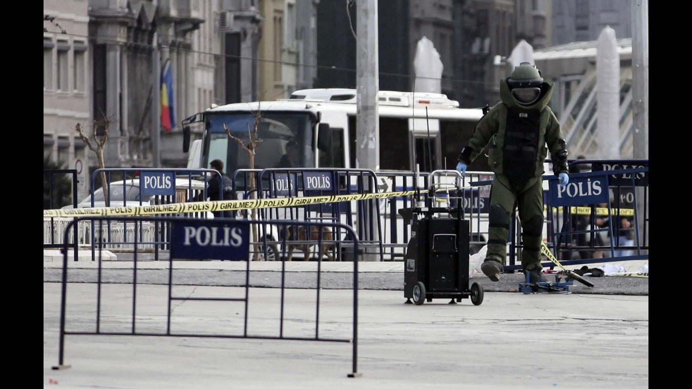 Turchia, donna spara contro polizia a piazza Taksim a Istanbul: no vittime