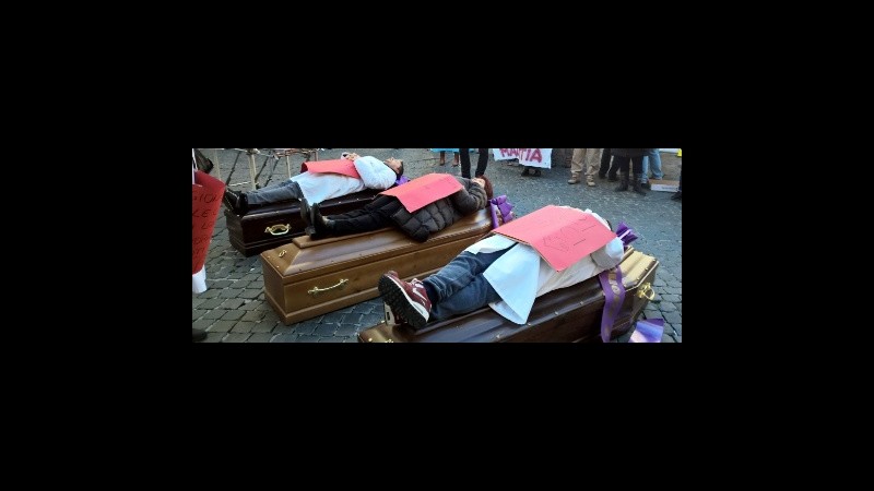 Roma,funerale Sanità davanti a Montecitorio per lavoratori case di cura