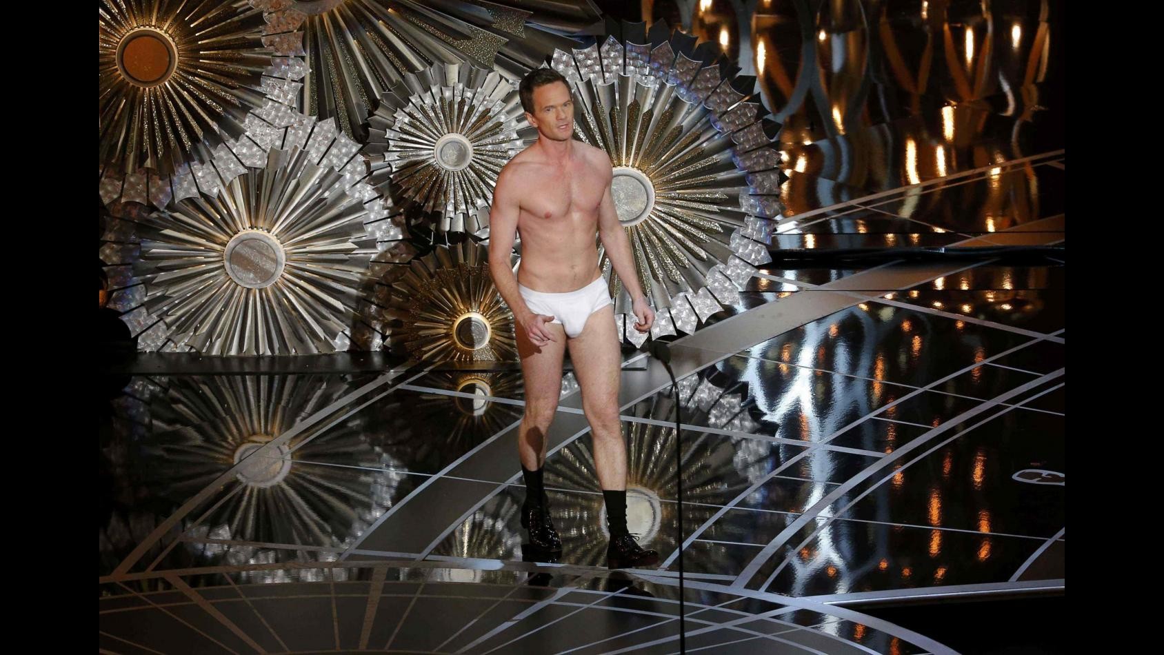 Oscar, Neil Patrick Harris imita Birdman e rimane in mutande sul palco