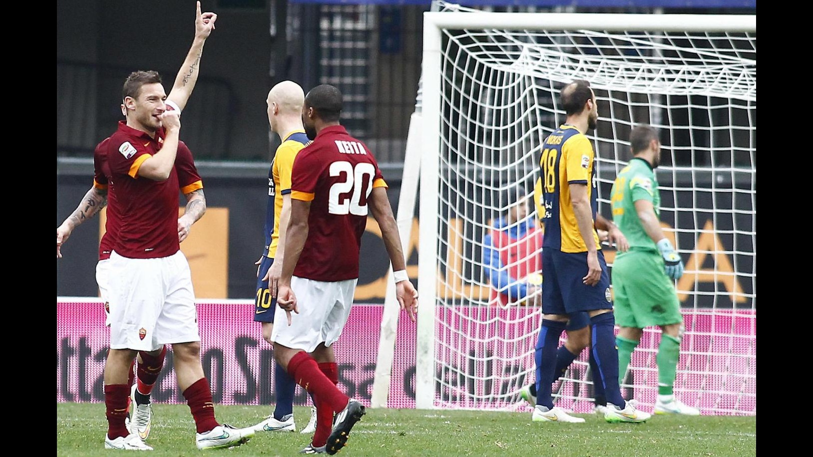 Serie A, Roma fermata anche a Verona. Totti non basta, giallorossi a -9 dalla Juve