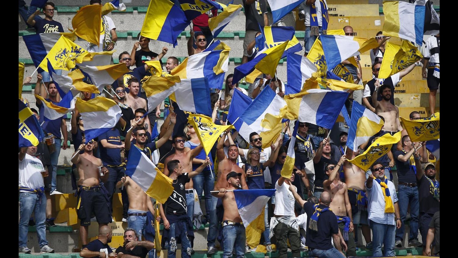 Caos Parma, manifestazione in città contro Manenti. Anche il web si mobilita