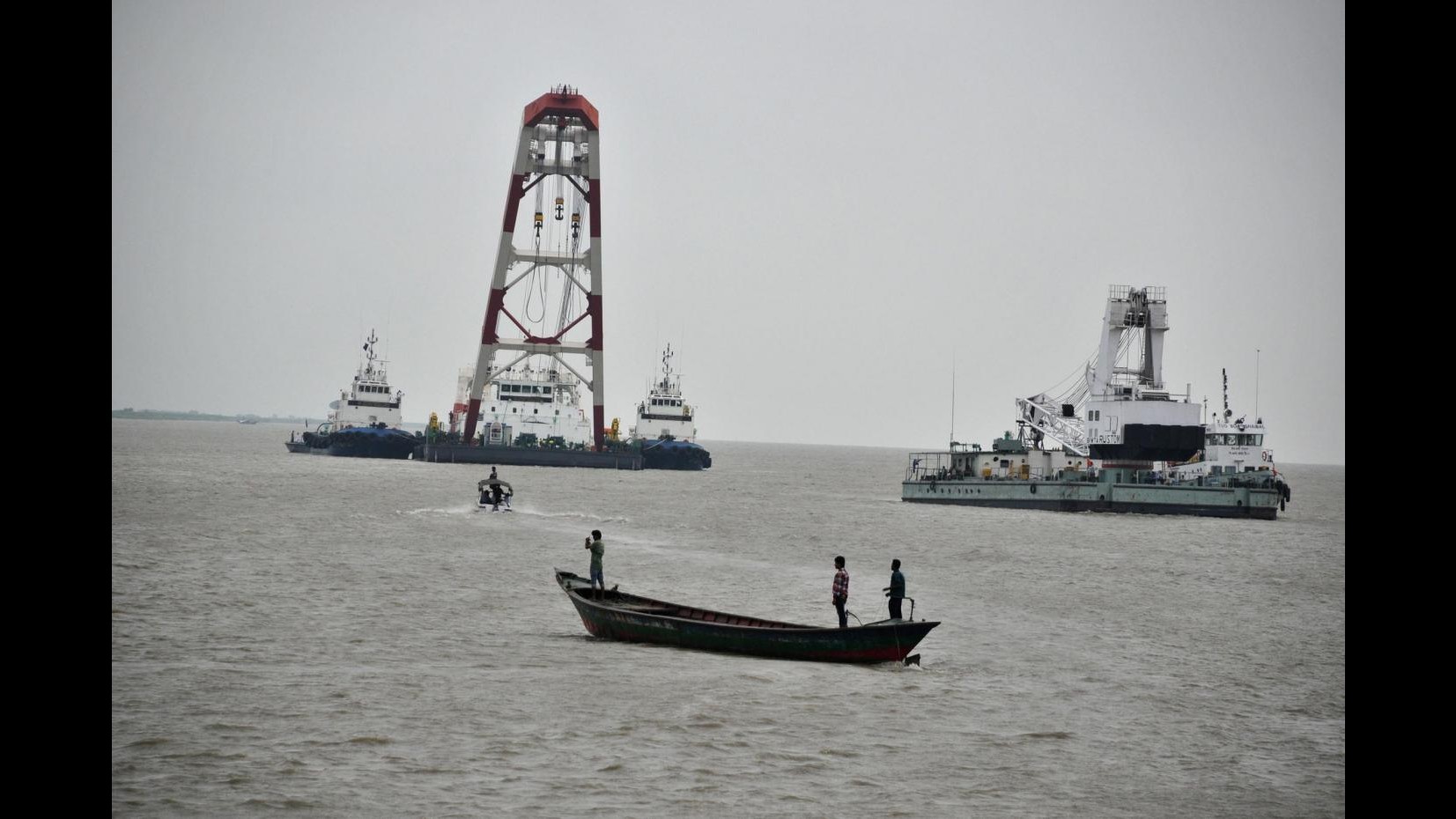 Bangladesh, cargo si scontra con traghetto: 33 morti, arrestato comandante