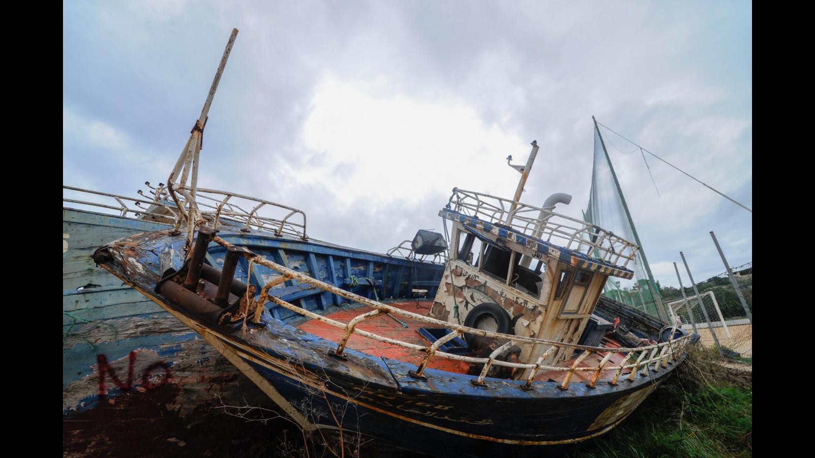 Lampedusa, peschereccio contro gli scogli: salvato tutto l’equipaggio