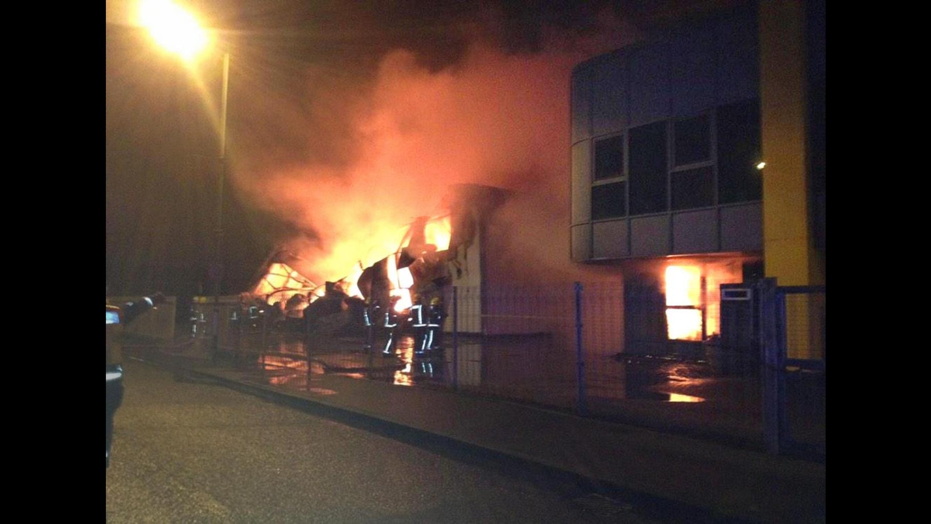 Emirati Arabi Uniti, fiamme in magazzino Abu Dhabi: 10 lavoratori morti