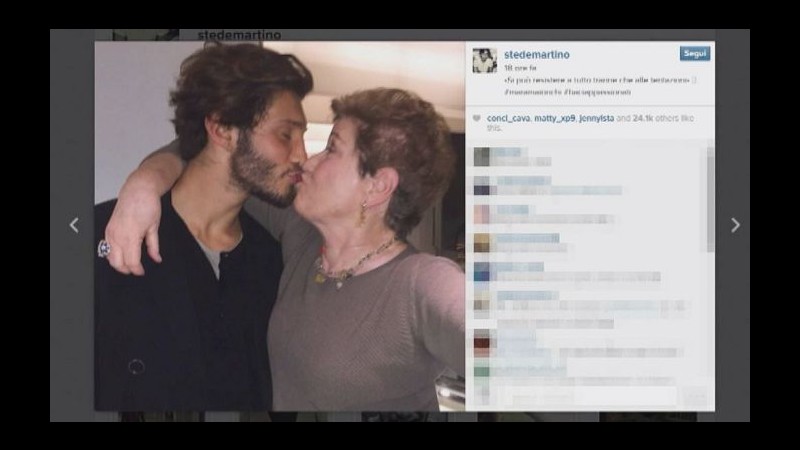 Bacio galeotto per marito di Belen? De Martino non resiste a Mara Maionchi