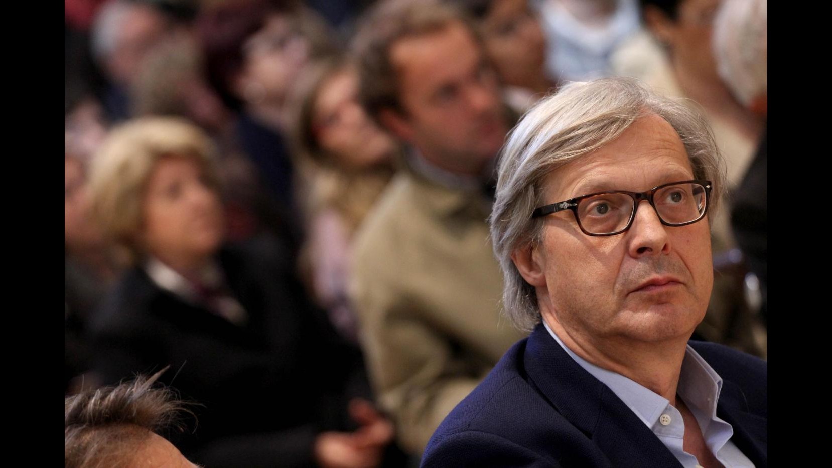 Scontri Roma, Sgarbi: Barcaccia come cassonetto, Alfano si dimetta