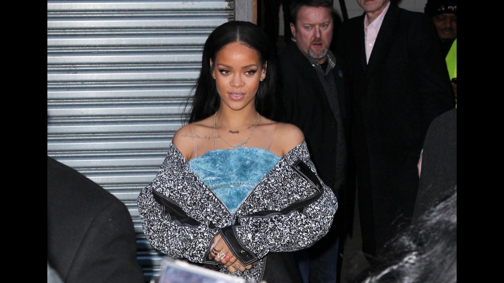 Rihanna quasi in incognito con amico DiCaprio all’aeroporto di New York