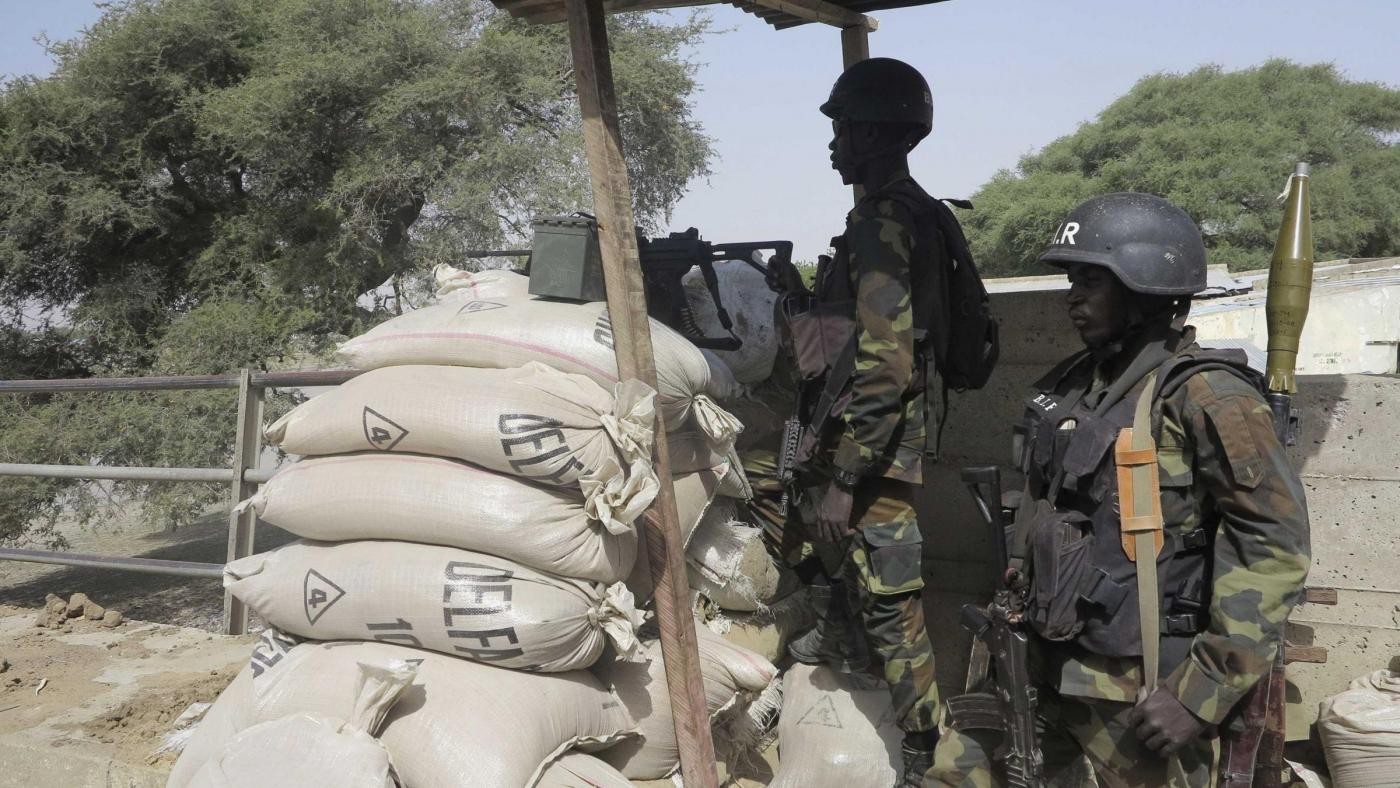 Nigeria bombarda campi addestramento e depositi Boko Haram in foresta