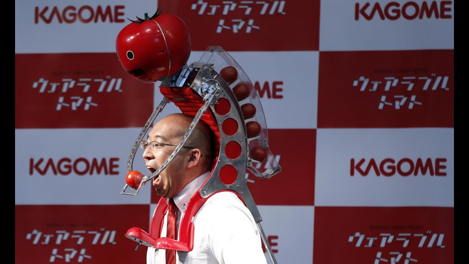Tokyo, inventato robot-zaino che dispensa pomodori mentre si corre