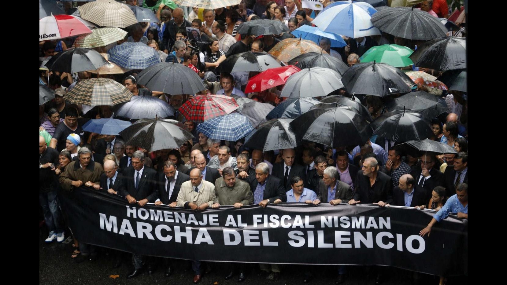 Argentina, 400mila alla marcia silenziosa per Nisman sotto la pioggia