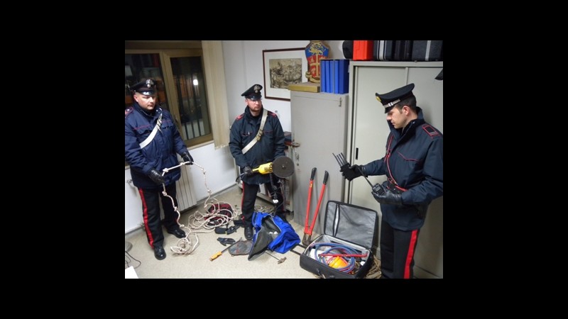 Bari, si cala con fune da balcone per scappare: arrestato ladro