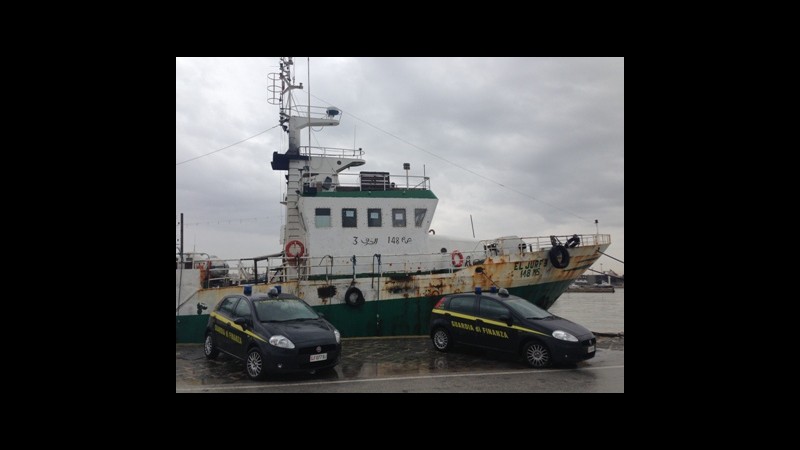 Trapani, sequestrati peschereccio e 250 chili sigarette contrabbando