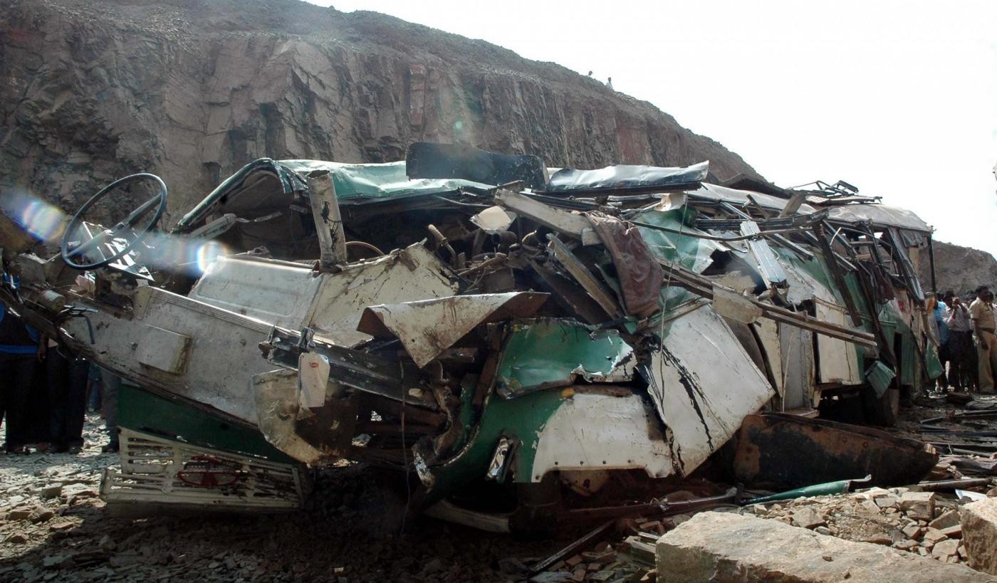India, bus precipita in un burrone: 10 morti e 33 feriti