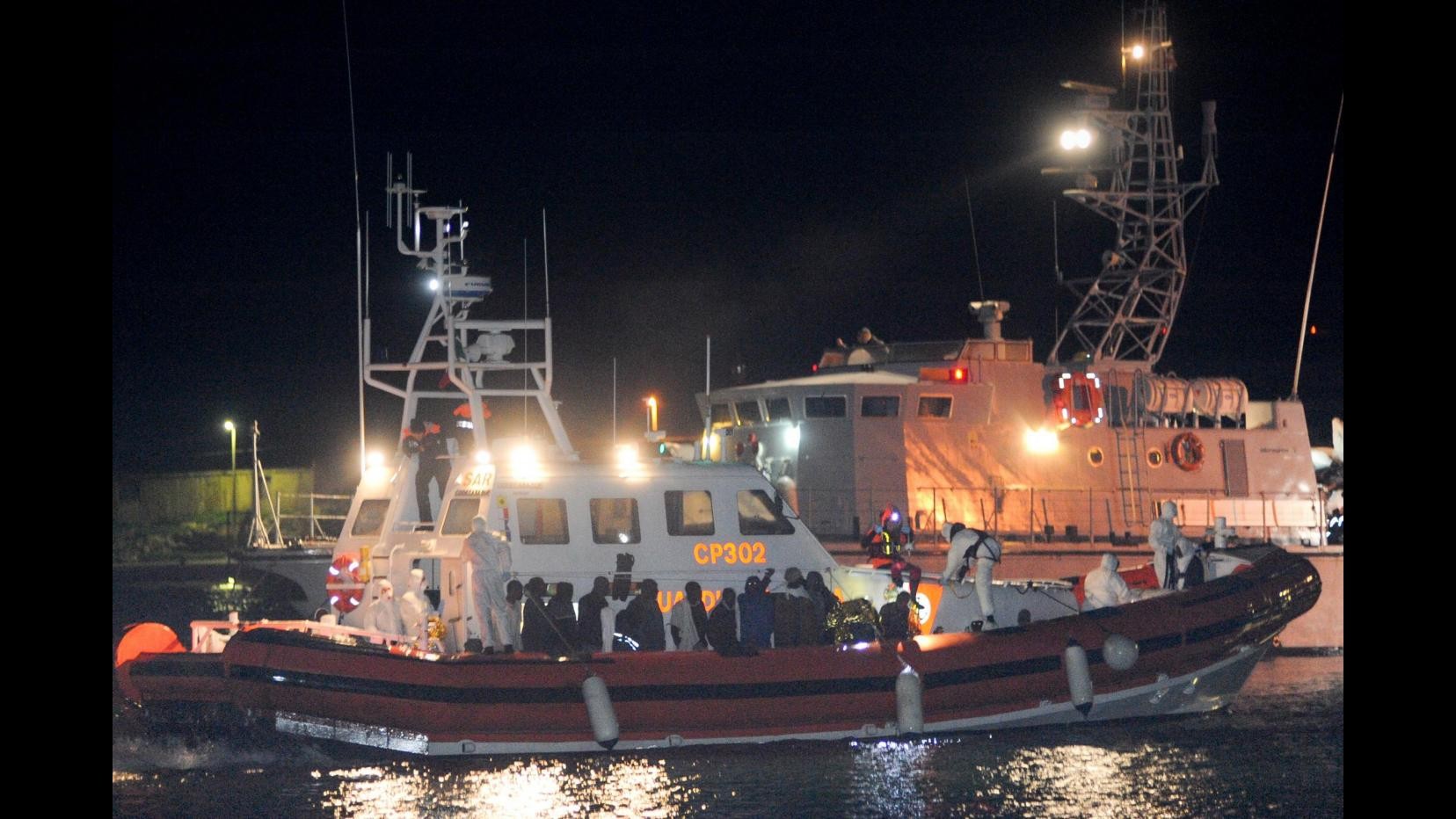 Sbarchi, 12 imbarcazioni con migranti al largo di Lampedusa