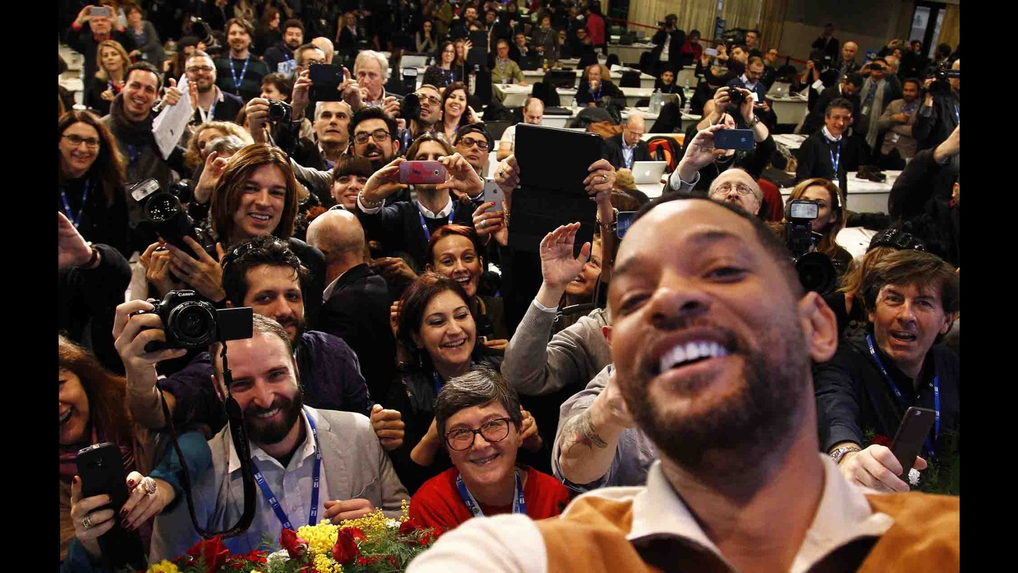 Sanremo, selfie di Will Smith al Festival: macchina foto è di LaPresse