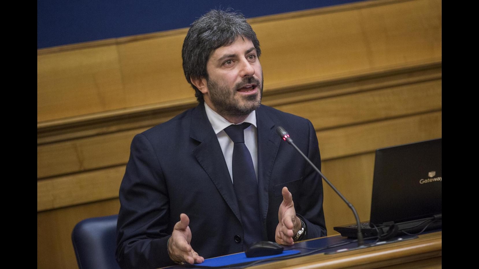 Riforme, Fico (M5s): Renzi è solo chiacchiere e conferenze stampa