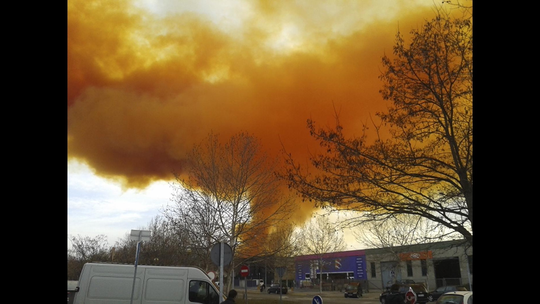 Spagna, nube tossica dopo esplosione in azienda a Igualada