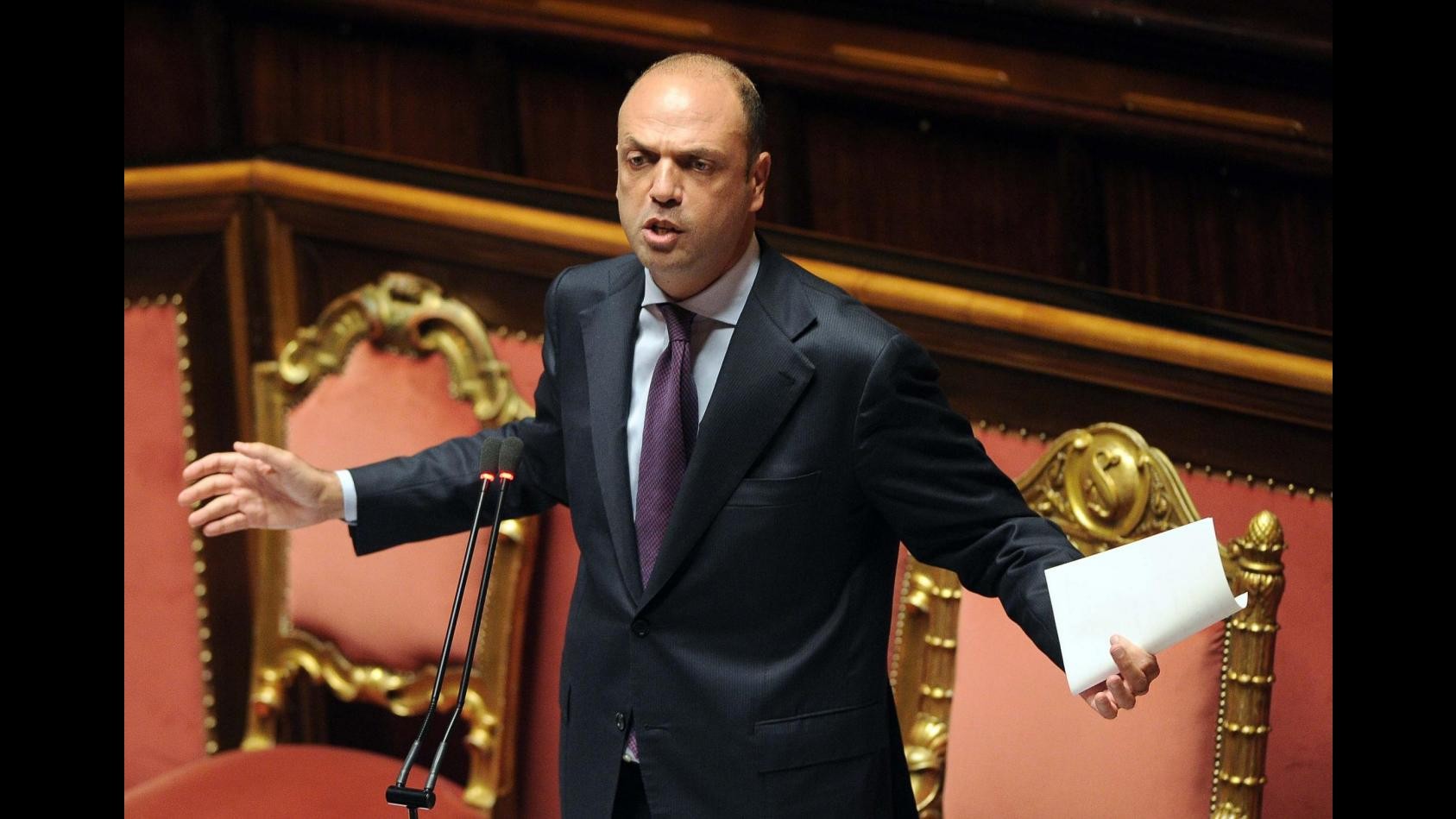 Sbarchi, Alfano: Governo pronto a riferire in Aula. M5s chiede mozione sfiducia