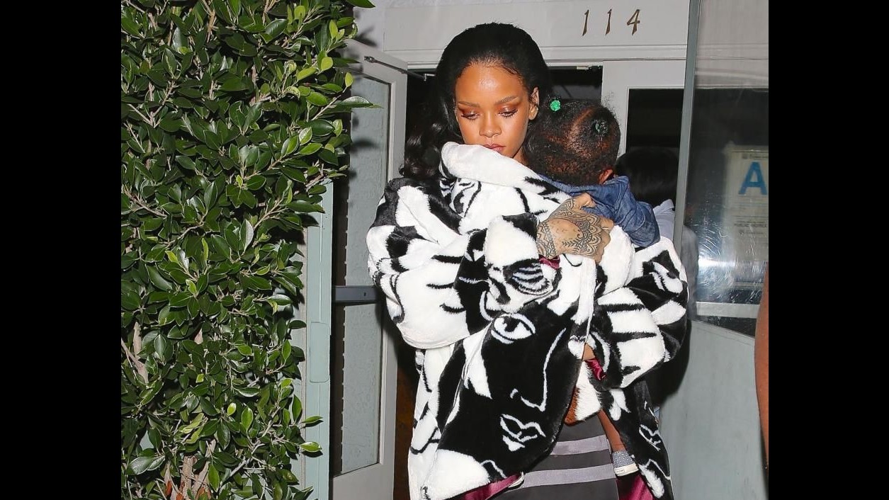 Rihanna si esercita a fare la mamma: tenerissima con il nipotino