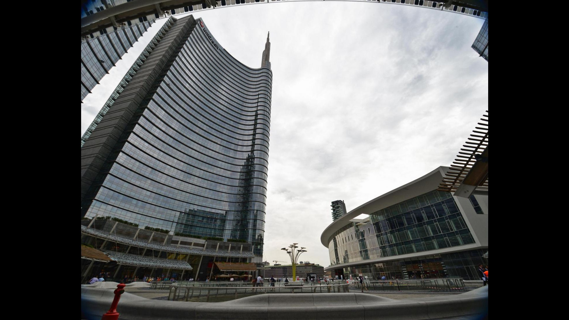 Unicredit, utile netto 2014 a 2 mld, dividendo balza del 20%