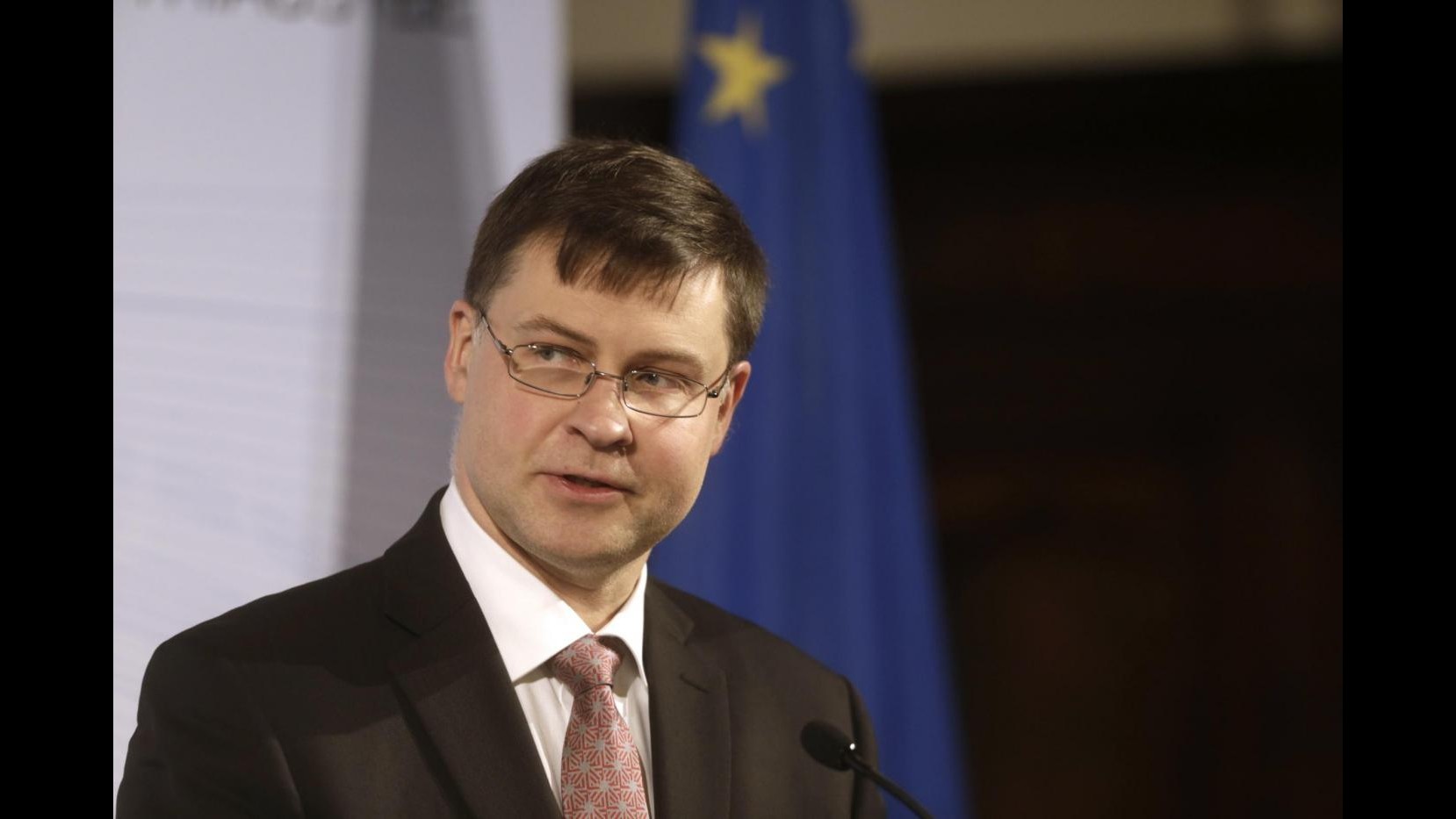 Ue, Dombrovskis: Continueremo a seguire sviluppi debito Italia
