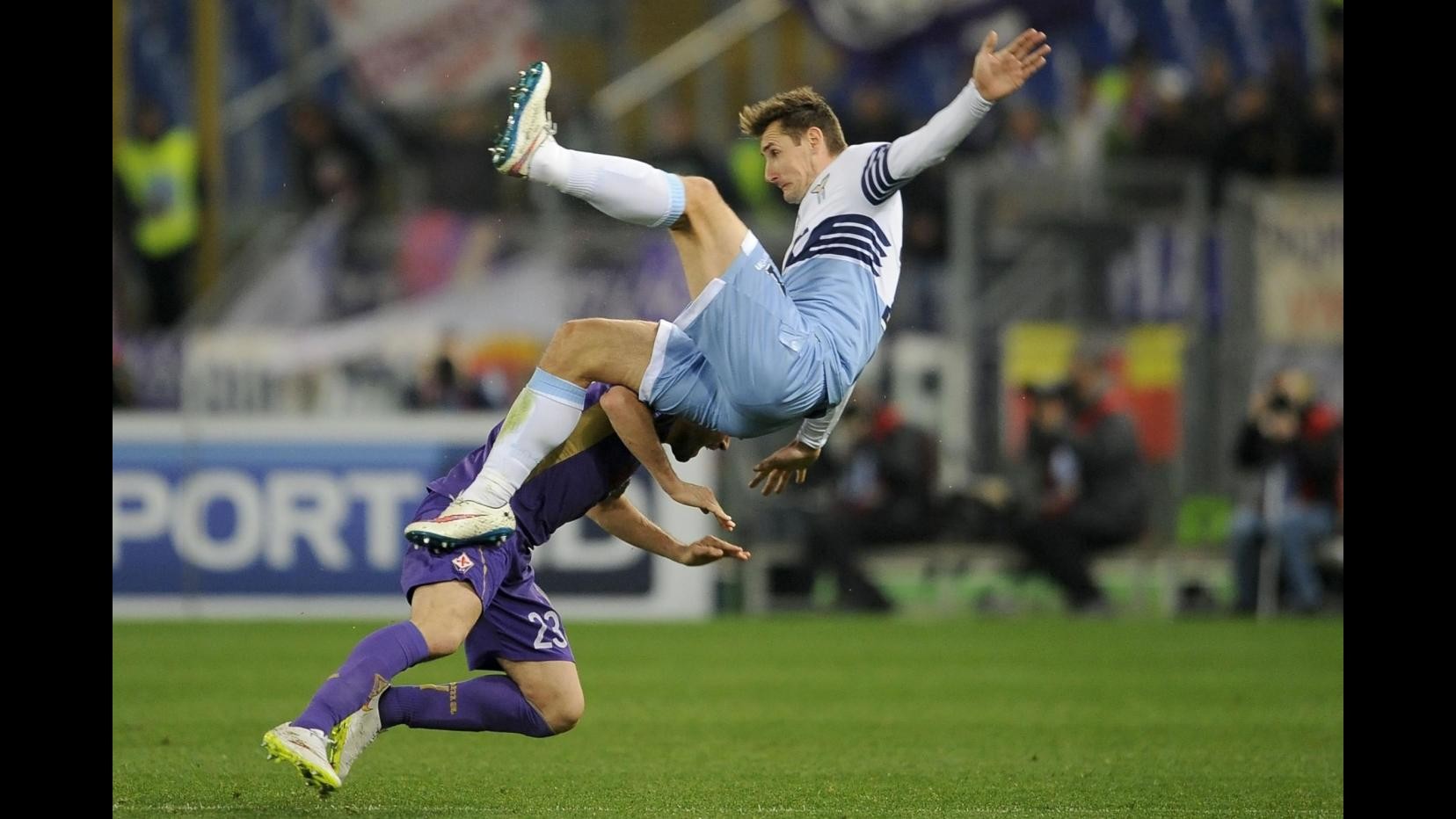 Serie A, Lazio travolge Fiorentina 4-0 a aggancia il Napoli al terzo posto. Doppietta di Klose