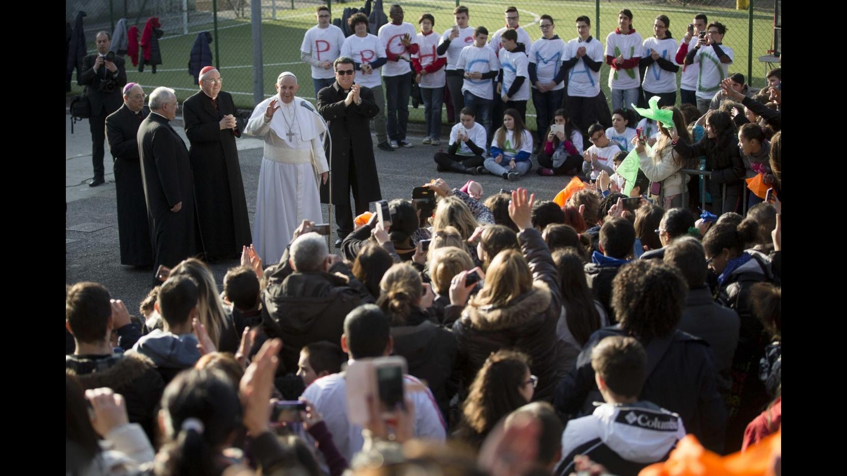 Vaticano, Papa visita parrocchia a Tor Bella Monaca e incontra bambini