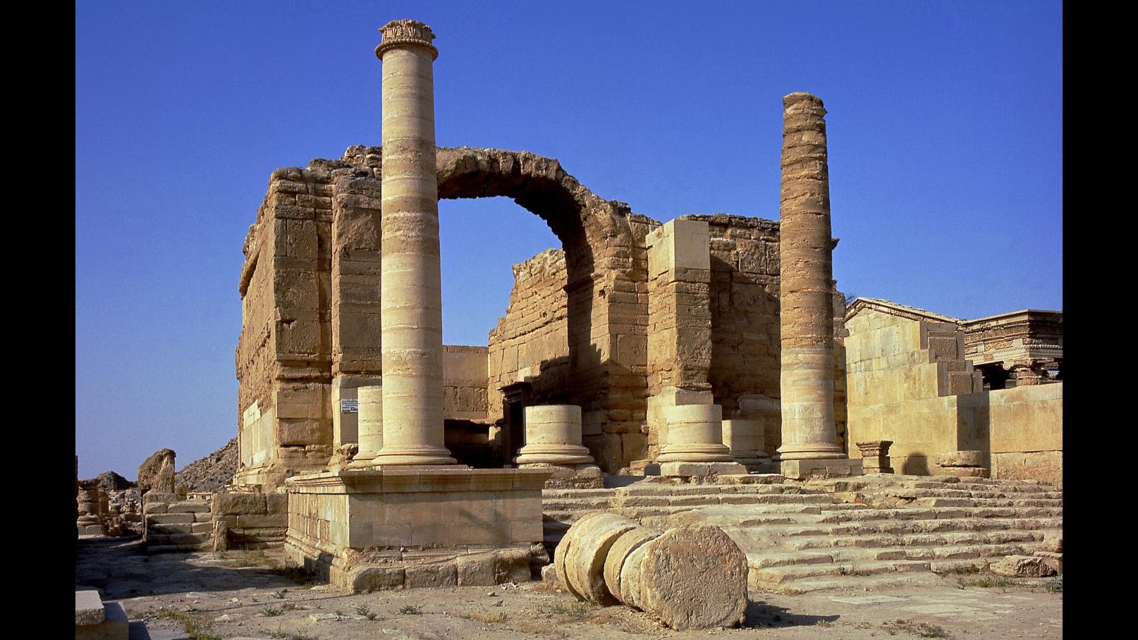 L’Isis distrugge il sito archeologico di Hatra in Iraq