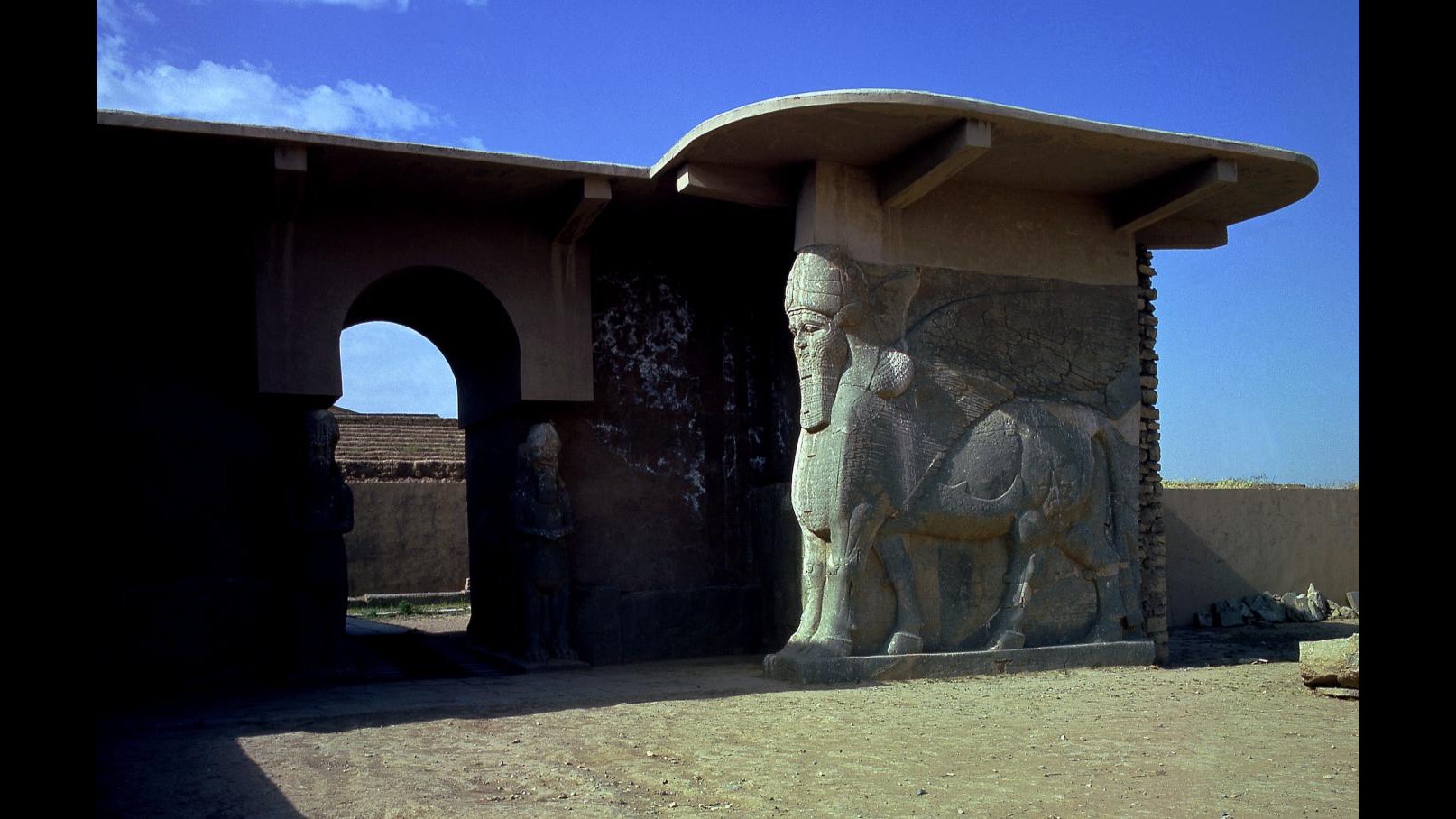 Isis saccheggia e distrugge l’antica città assira di Nimrud