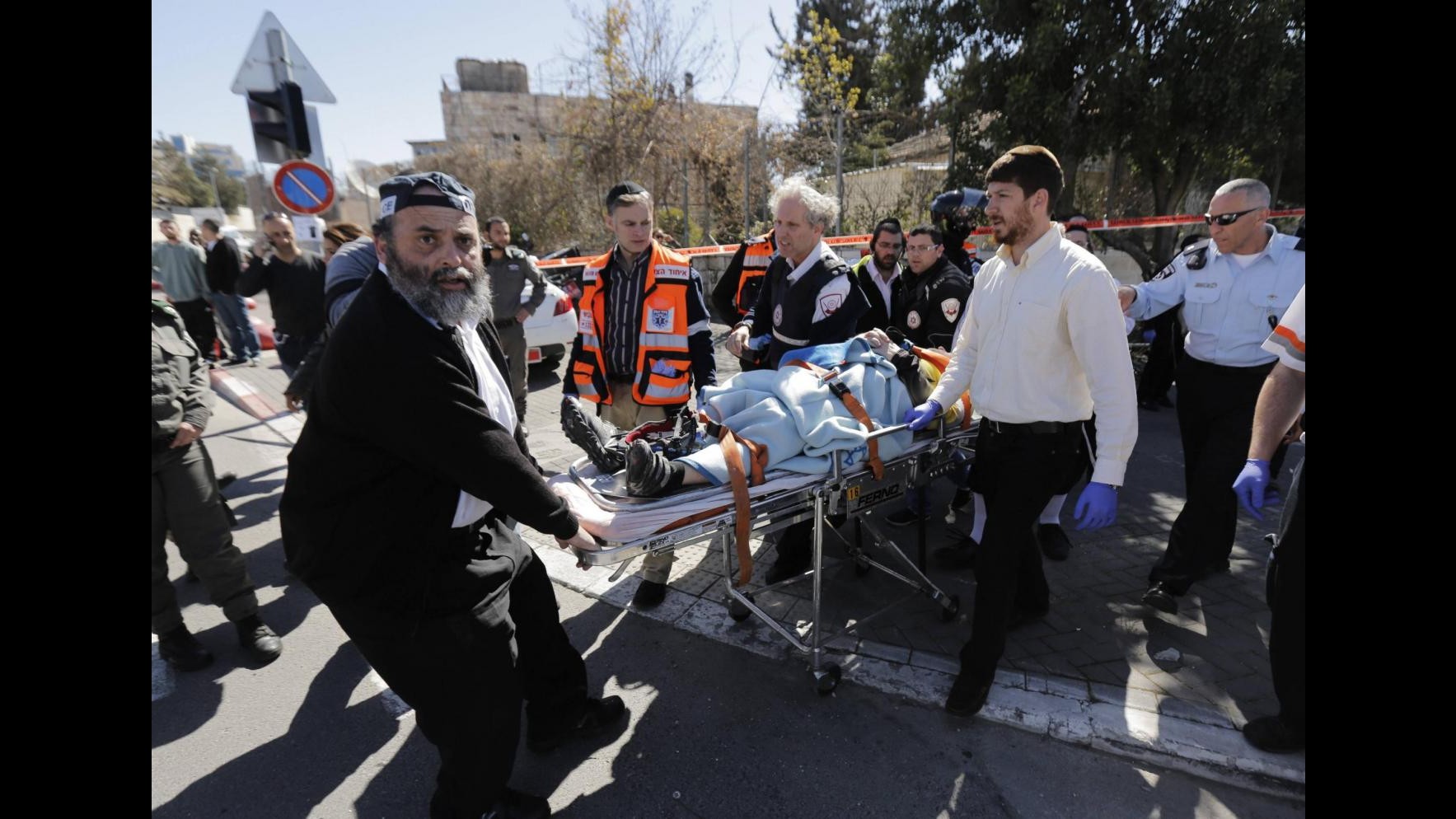 Auto contro polizia a Gerusalemme: 5 feriti. Israele: Attacco terroristico