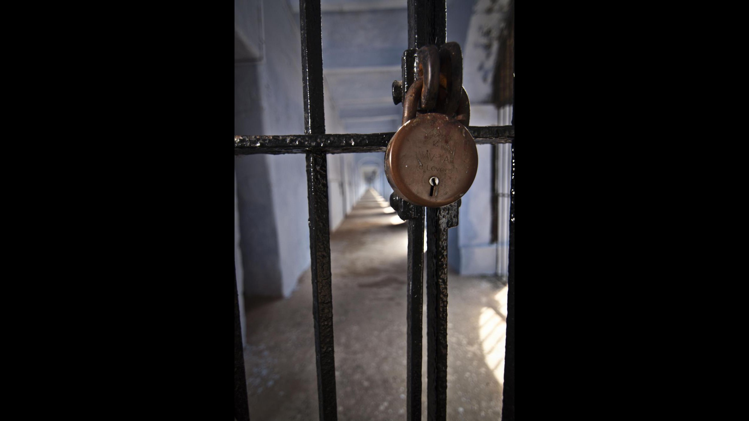 India, folla tira fuori a forza stupratore da carcere e lo uccide