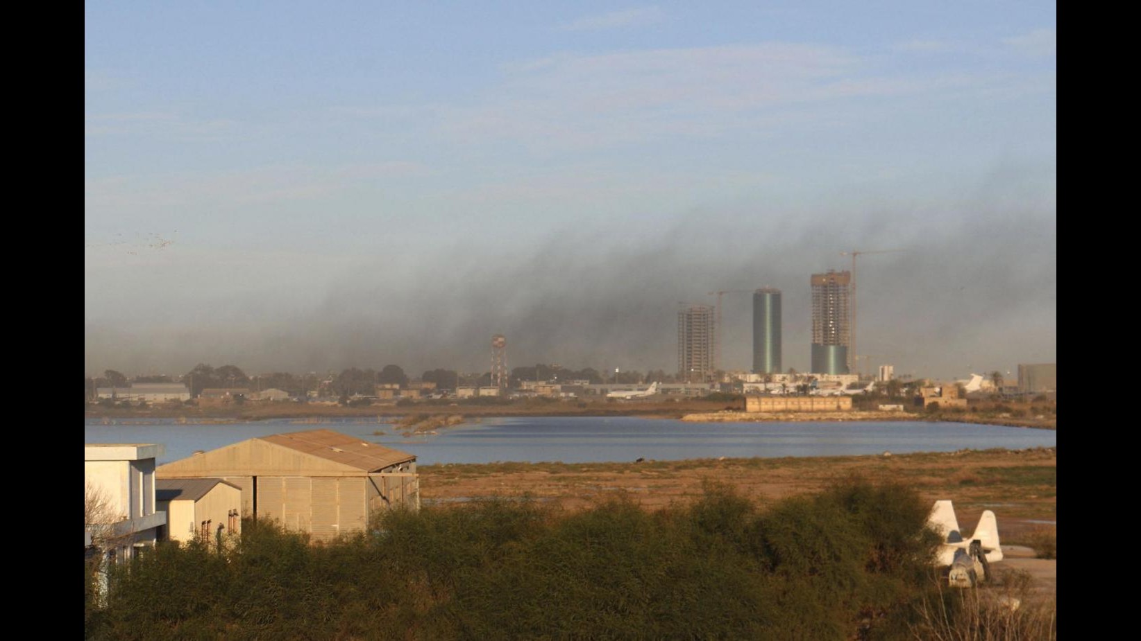 Libia, governo Tobruk bombarda aeroporto Maitiga di Tripoli