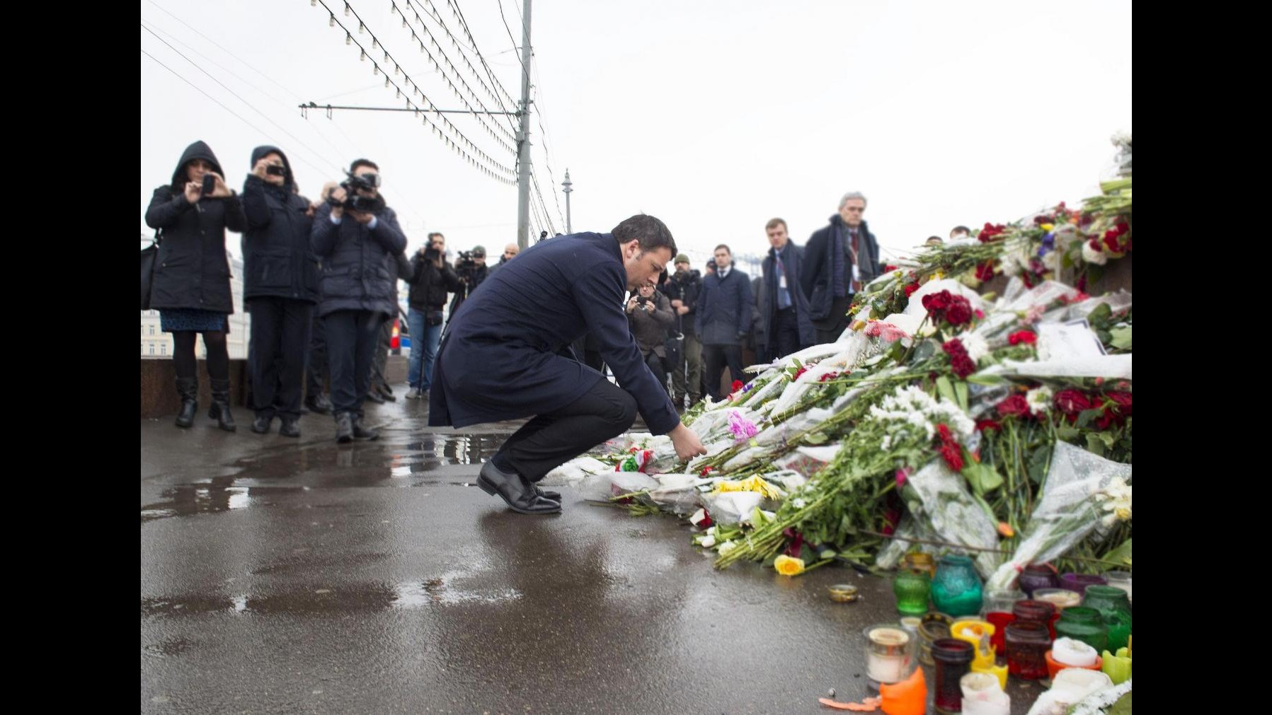 Renzi a Mosca. Prima porta fiori dove è stato ucciso Nemtsov, poi incontra Putin