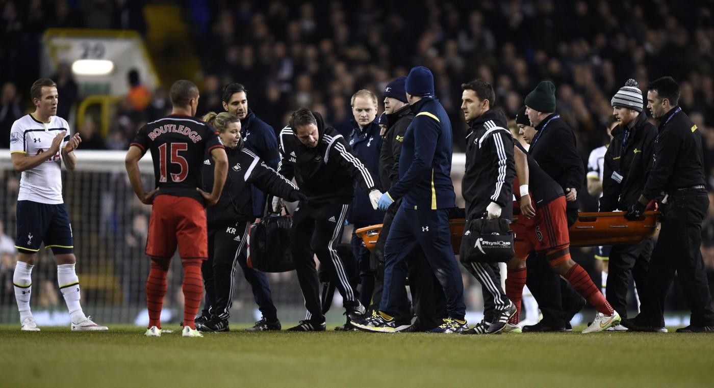 Paura in Premier League, Gomis sviene in campo. Chelsea supera West Ham