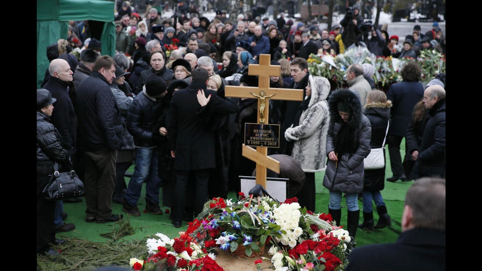 Russia, decine di migliaia di persone ai funerali di Nemtsov a Mosca