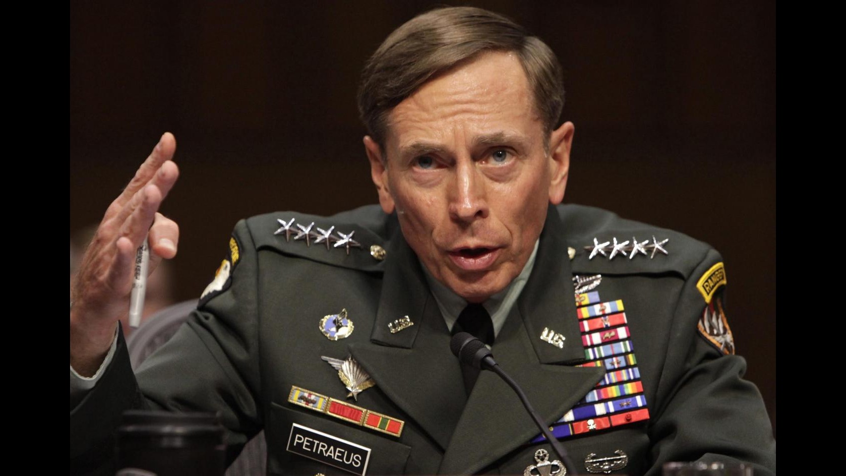 Usa, Petraeus si dichiara colpevole di possesso informazioni segrete