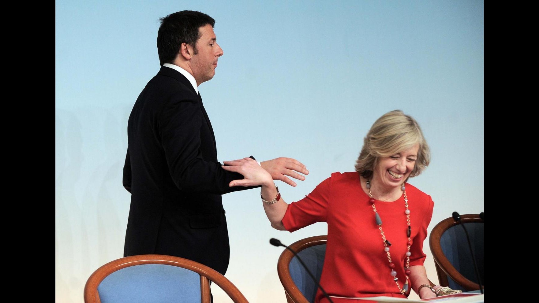 Scuola, su slide ‘i curriculum’ e Renzi segnala errore blu