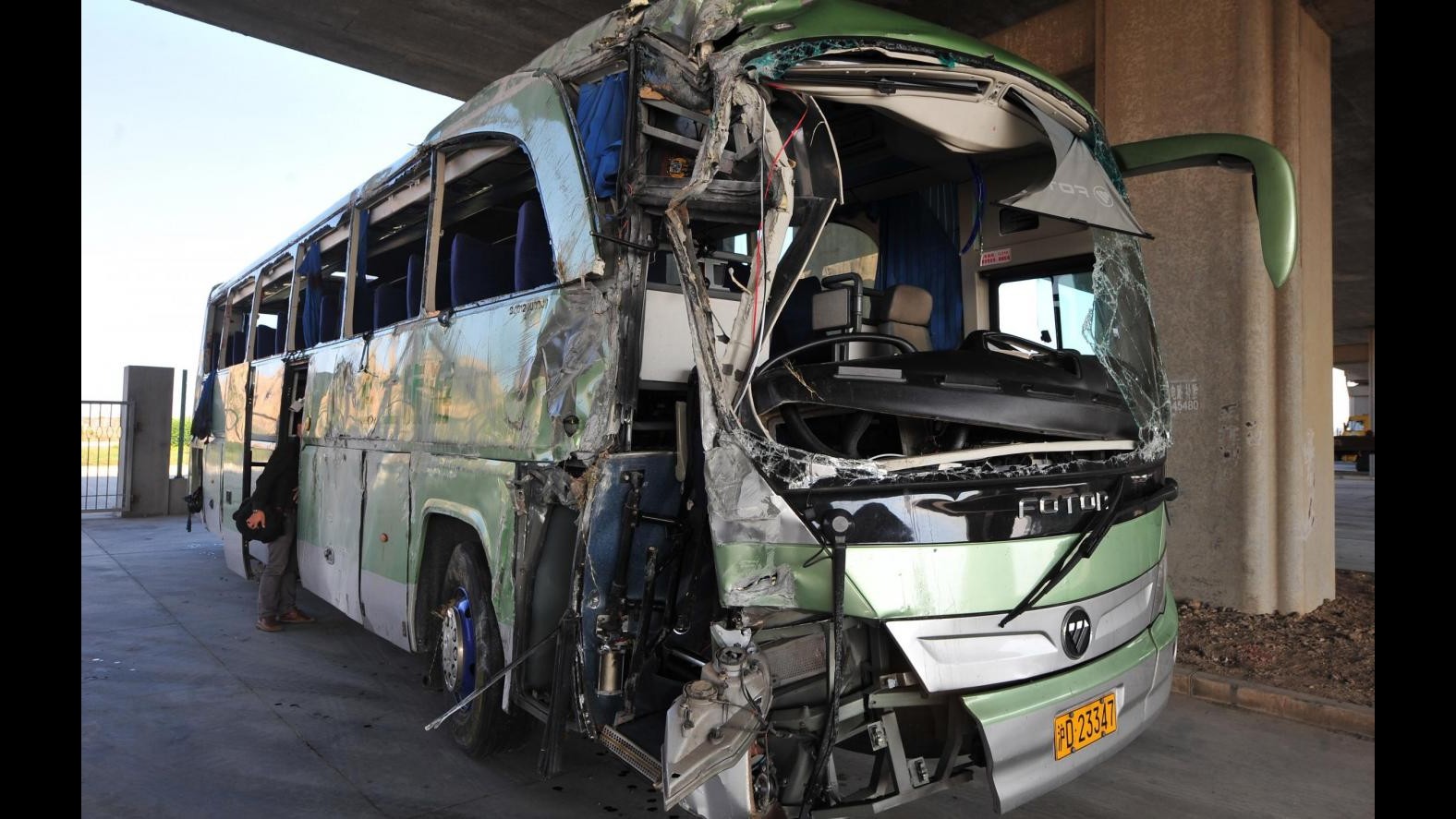 Cina, bus di troupe teatro opera precipita in burrone: 20 morti