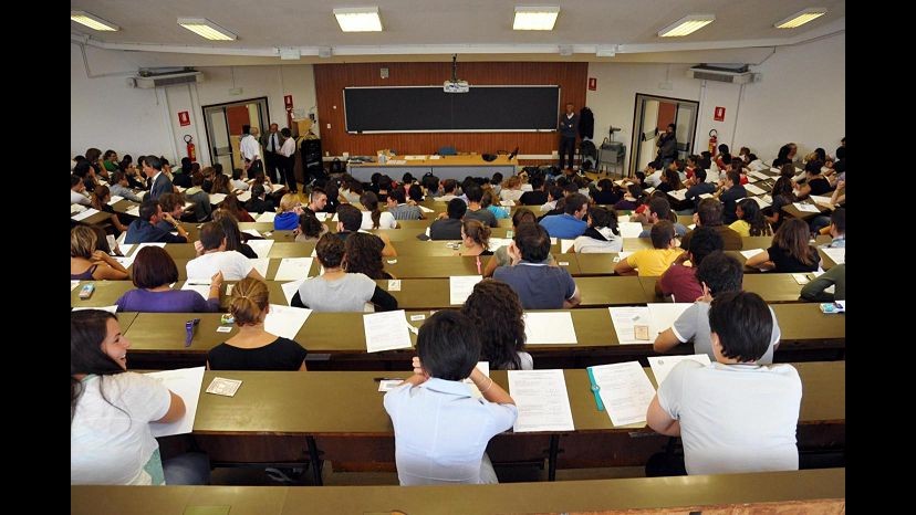 Observa: Nella ricerca italiani si fidano di università più che di Ue