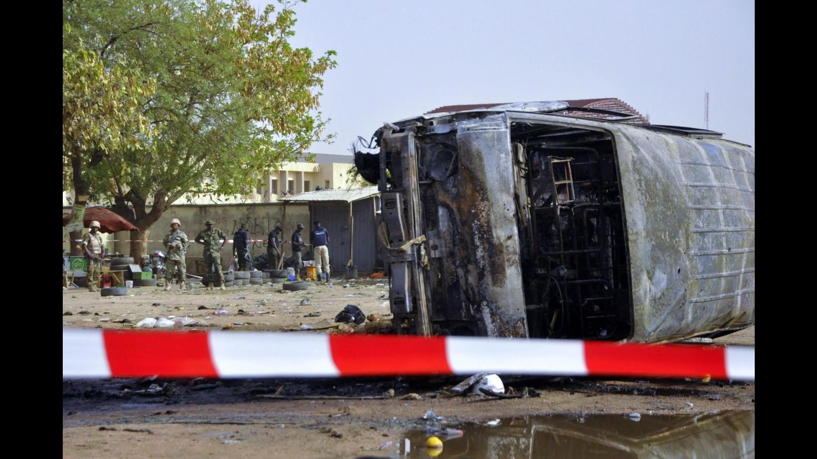 Nigeria, donna kamikaze su bus nel nordest: 3 morti