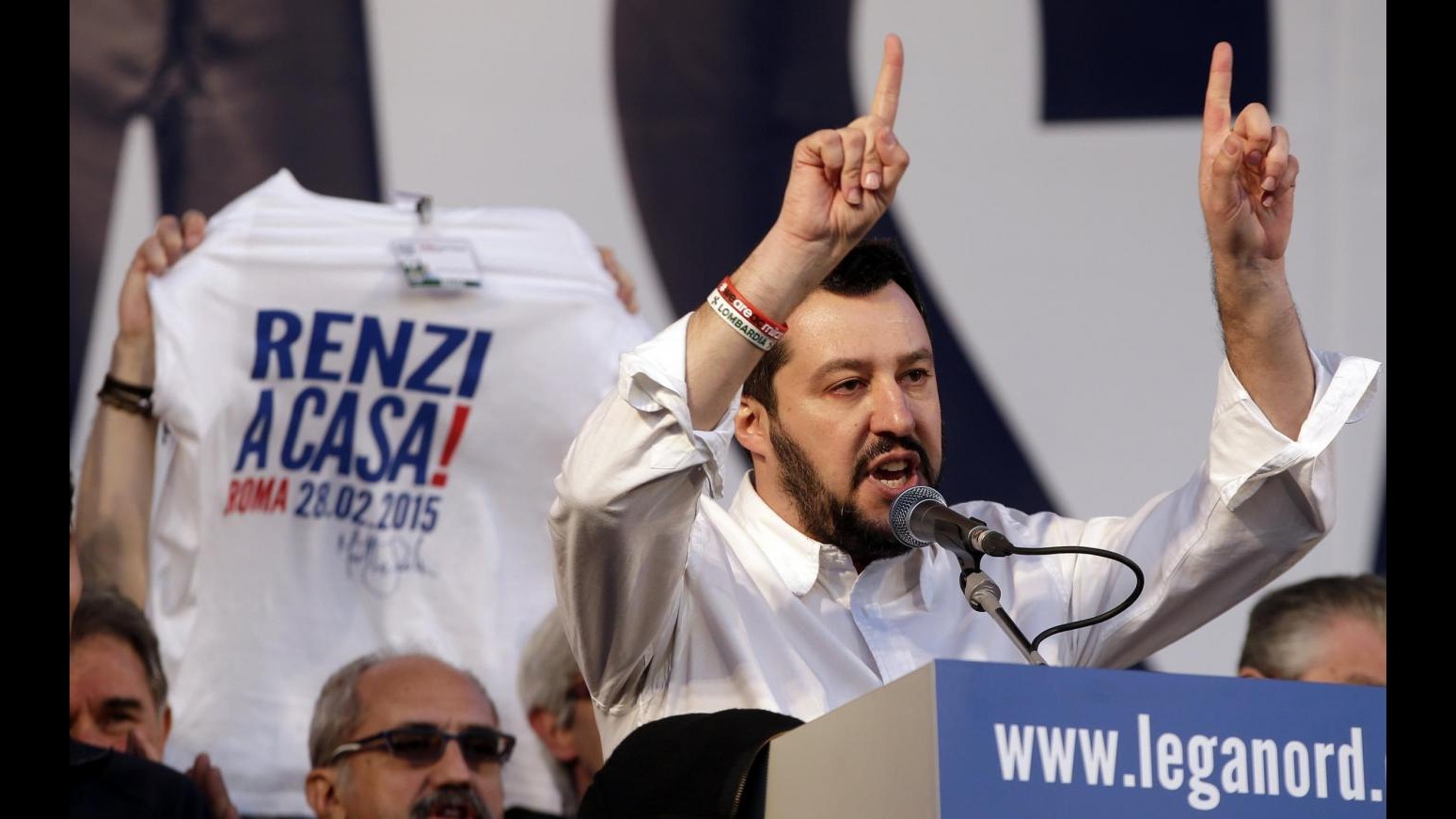 Lega e CasaPound in piazza a Roma. Salvini: Renzi servo sciocco di Bruxelles
