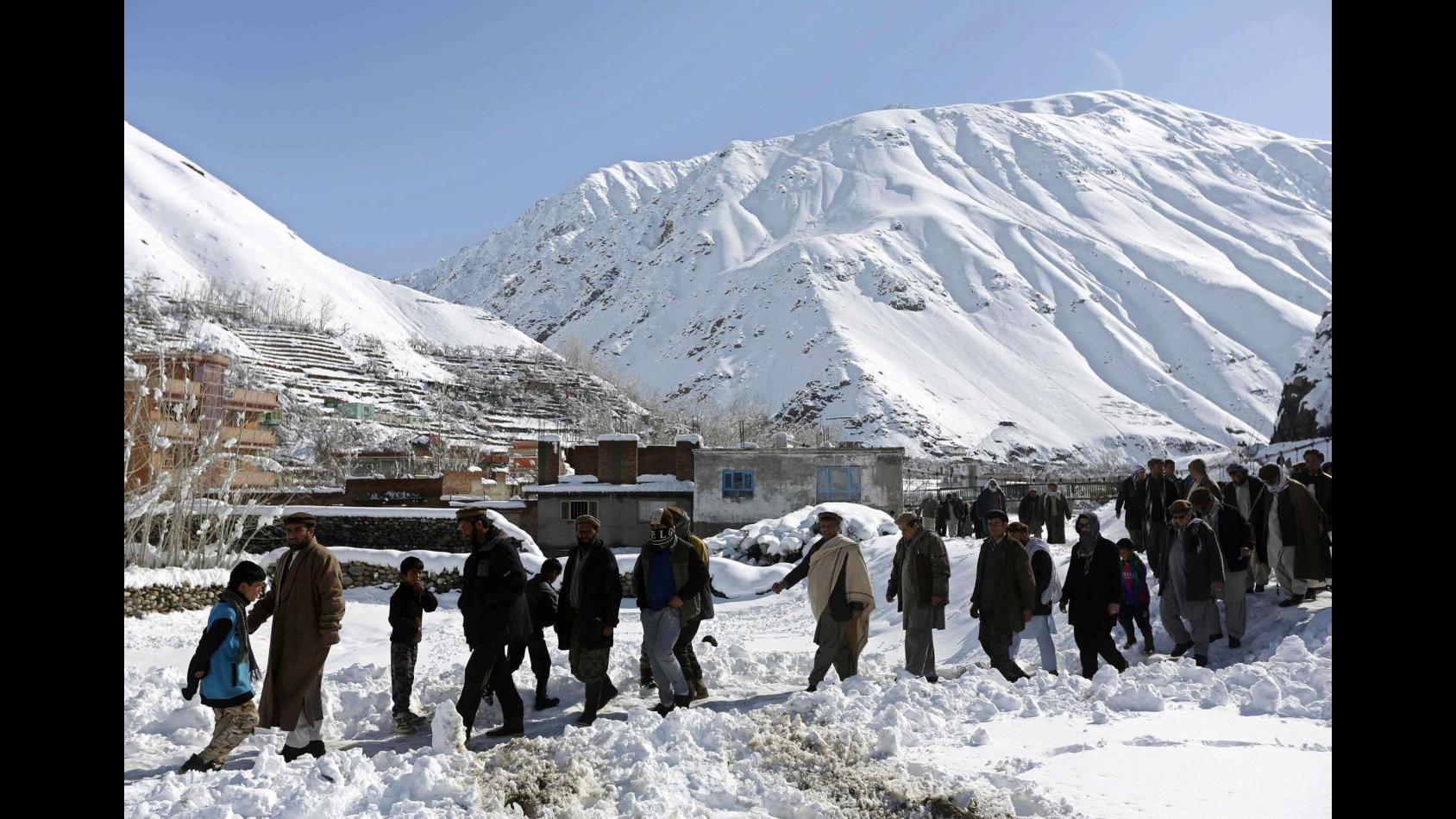 Afghanistan, valanghe nel nordest: salgono a 250 i morti