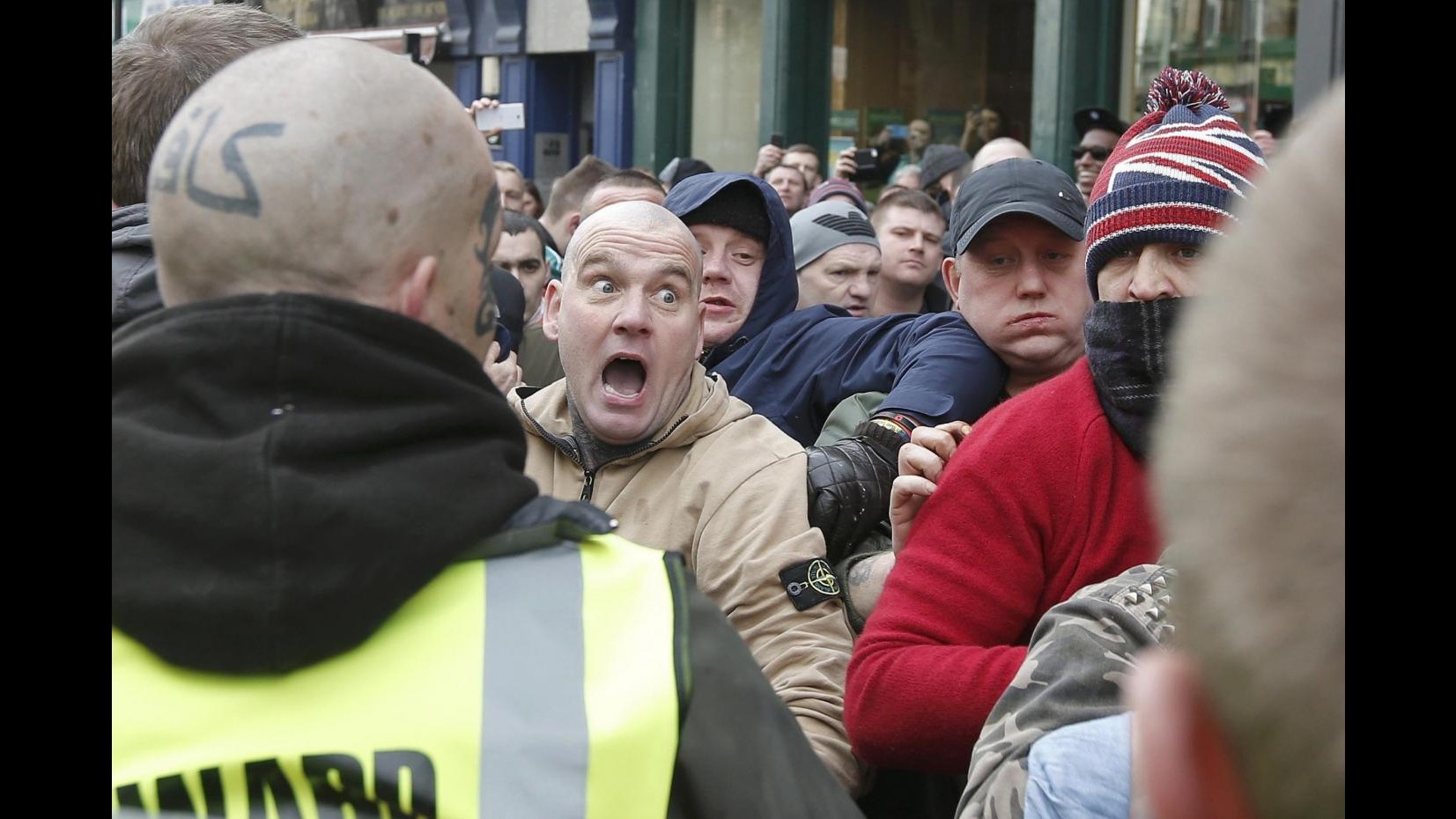 Regno Unito, 300 al 1° corteo Pegida, 2mila a controcorteo: 5 arresti