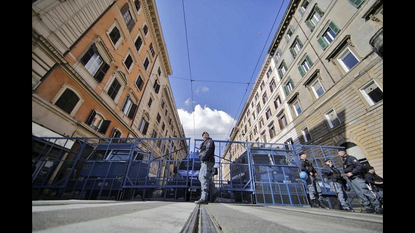 Roma, cancellata azzurra divide CasaPound da piazza Vittorio